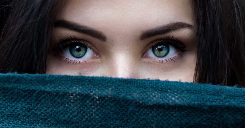 روغن کرچک برای تقویت ابرو